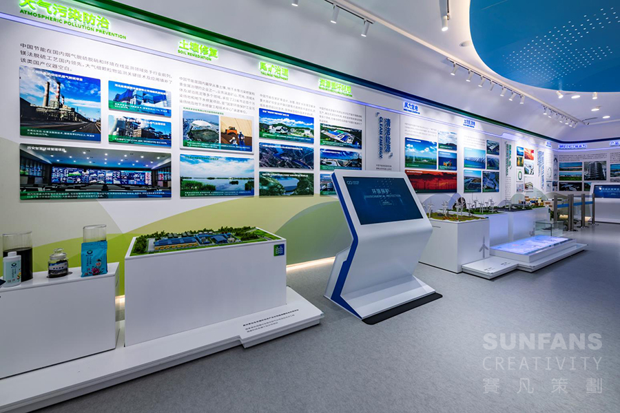 展廳設(shè)計是一項比較專業(yè)工作，也是一個比較有挑戰(zhàn)的工作，更是一個具有藝術(shù)感的工作。很多企業(yè)在宣傳時都愿意選擇企業(yè)展廳的形式，通過企業(yè)展廳設(shè)計可以全面多維的為客戶介紹企業(yè)的歷史發(fā)展、文化沉淀、產(chǎn)品系列、人文精神、社會責任等信息，充分了解企業(yè)，增加信任度，獲得合作機會。因此在選擇展廳設(shè)計公司時比較重要，今天賽凡策劃就來總結(jié)幾個選擇展廳設(shè)計公司的技巧，輕松選擇好伙伴。