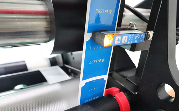 分頁(yè)平面貼標(biāo)機(jī),平面貼標(biāo)機(jī)設(shè)備,全自動(dòng)貼標(biāo)機(jī)